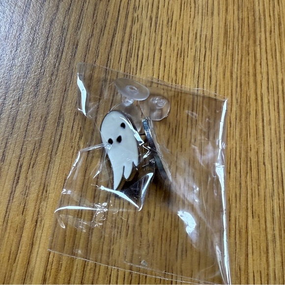 New never worn Halloween Earrings Cute Ghost Studs Still in Package - Picture 2 of 3